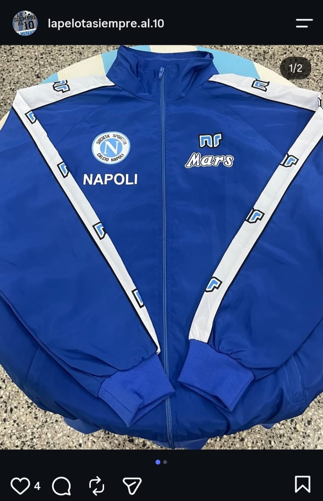 Publicación de Instagram con campera azul de Napoli