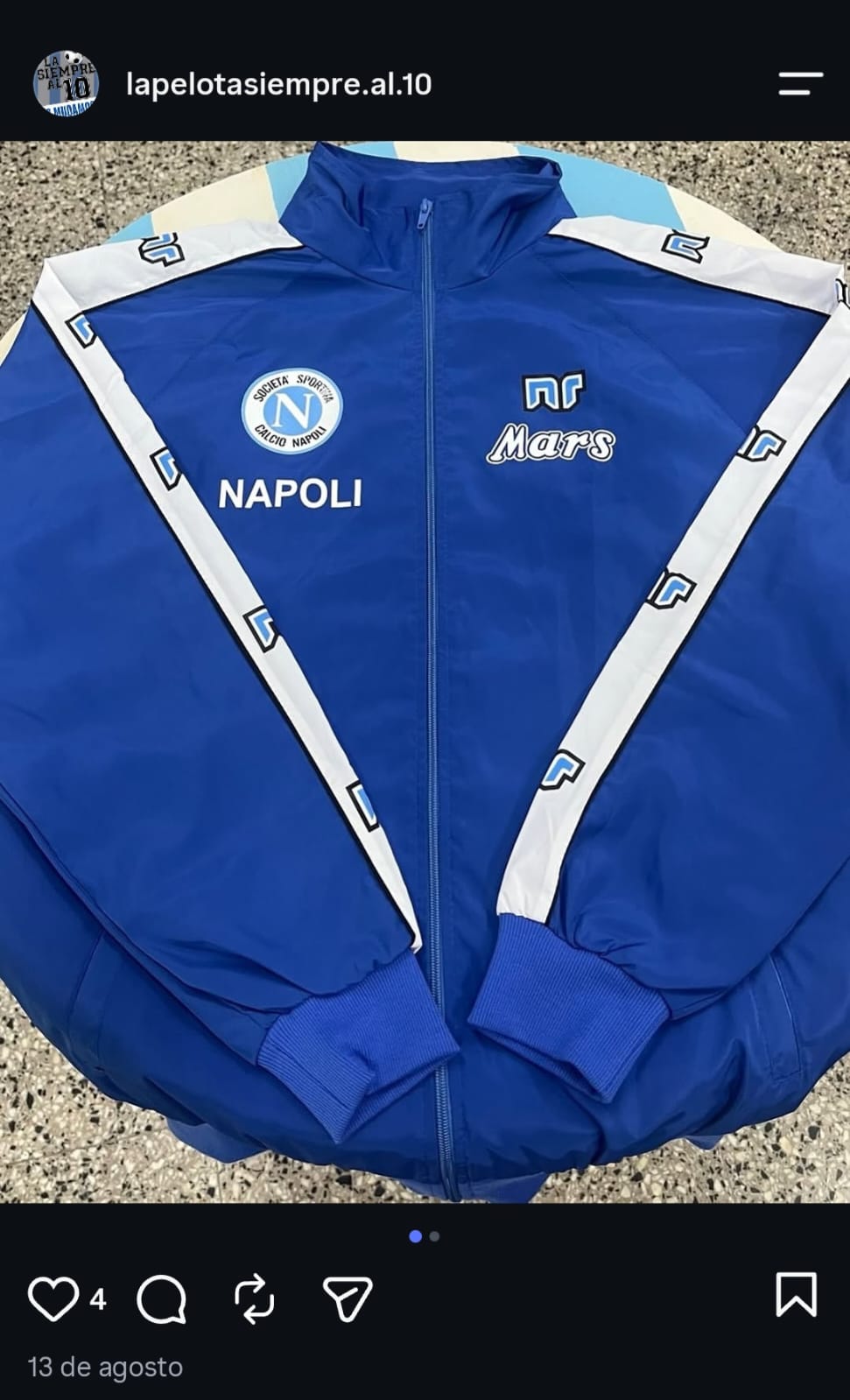 Publicación completa de Instagram con campera azul de Napoli